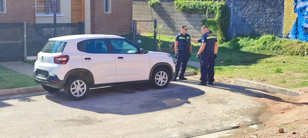 Policía Científica trabaja junto al auto que robaron en Parque Batlle