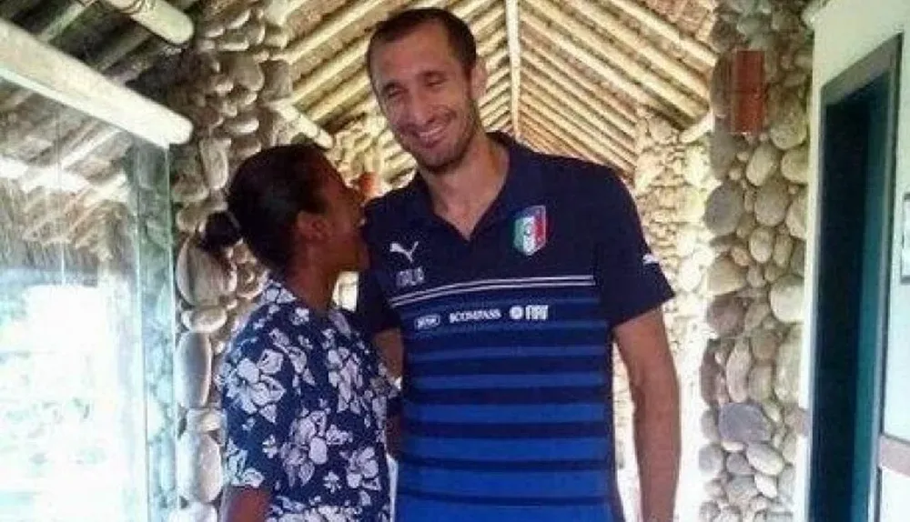 Chiellini se divierte con la mordida