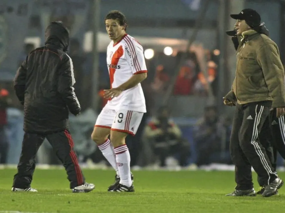 Jugador de River increpado en la cancha por hinchas millonarios que invadieron el campo de juego