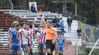 Diego Riveiro le muestra la tarjeta roja a Bergessio por su falta al final del partido