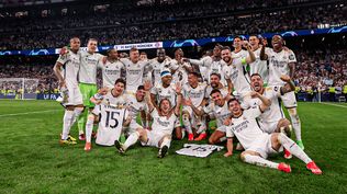 La celebración de Federico Valverde con sus compañeros de Real Madrid tras alcanzar otra final de Champions League