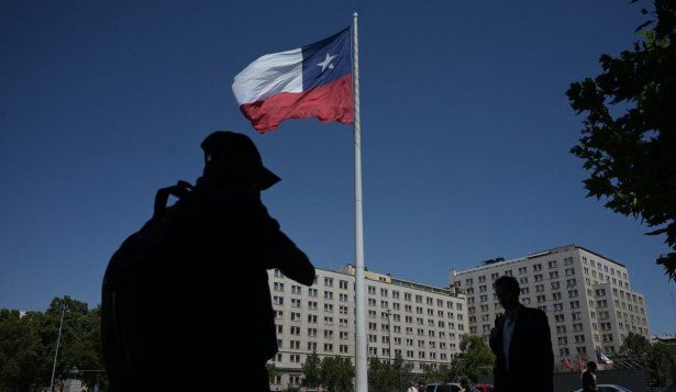 Chile elige presidente entre dos modelos: Kast, favorito con el respaldo de las tres derechas, frente a la continuidad de la comunista Jara