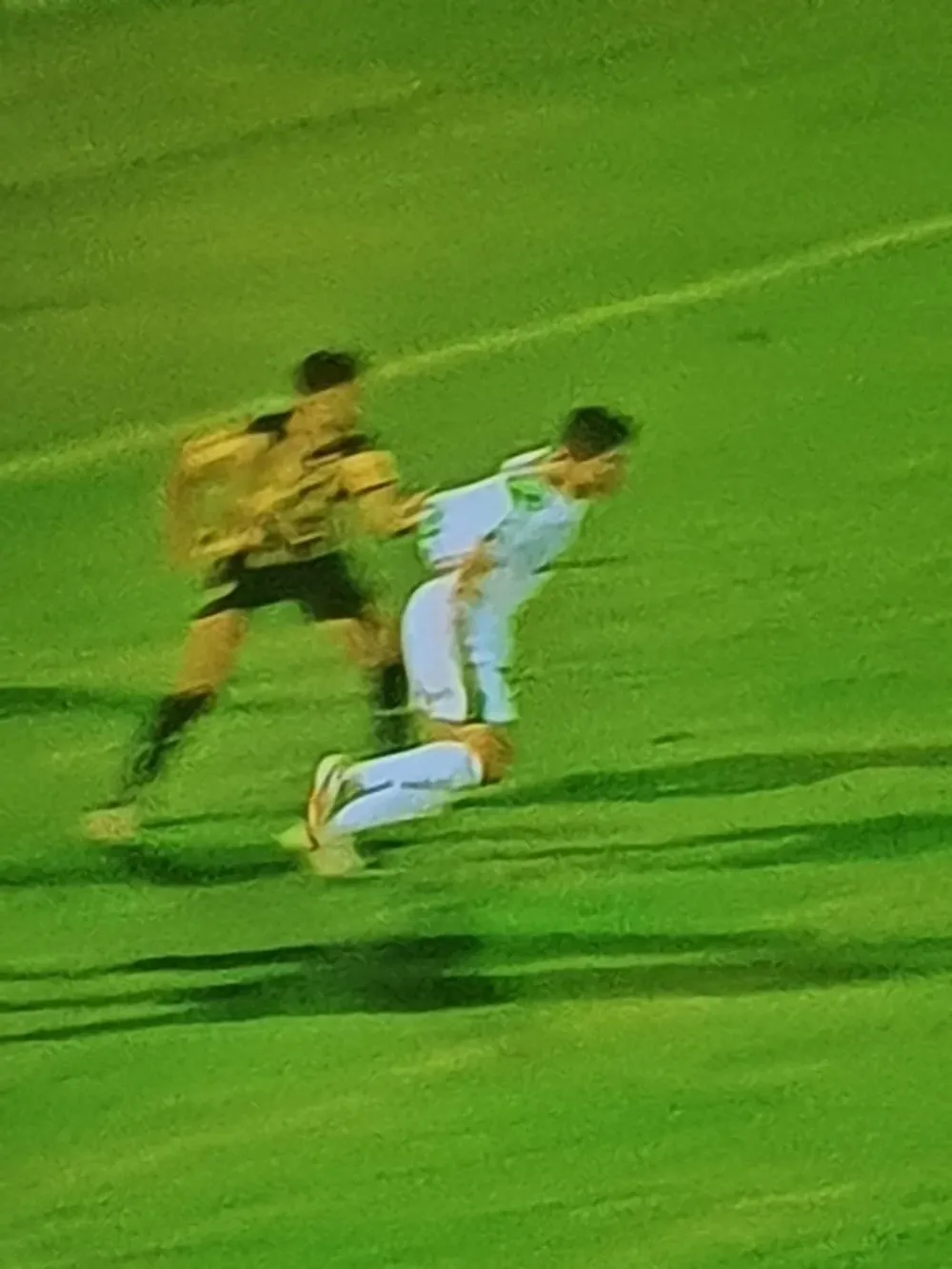 La imagen del agarrón a Leandro Suhr que compartió Carlos Manta