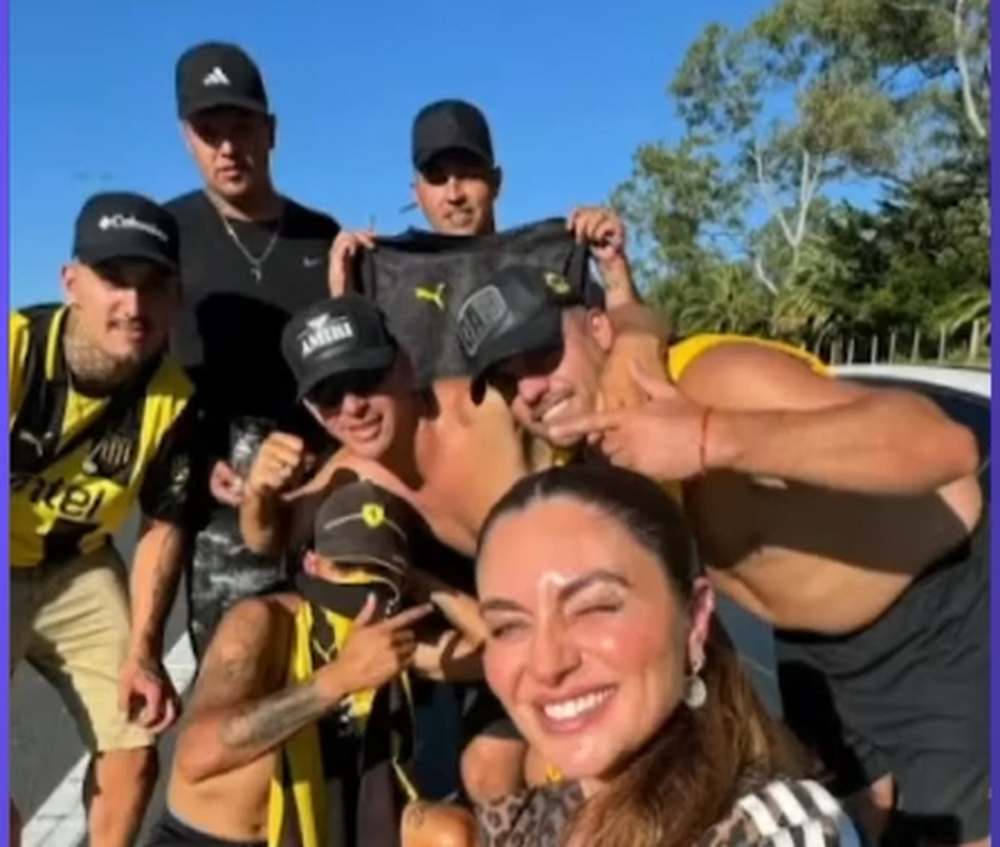 Ana Inés Martínez con los hinchas de Peñarol que la auxiliaron en la ruta