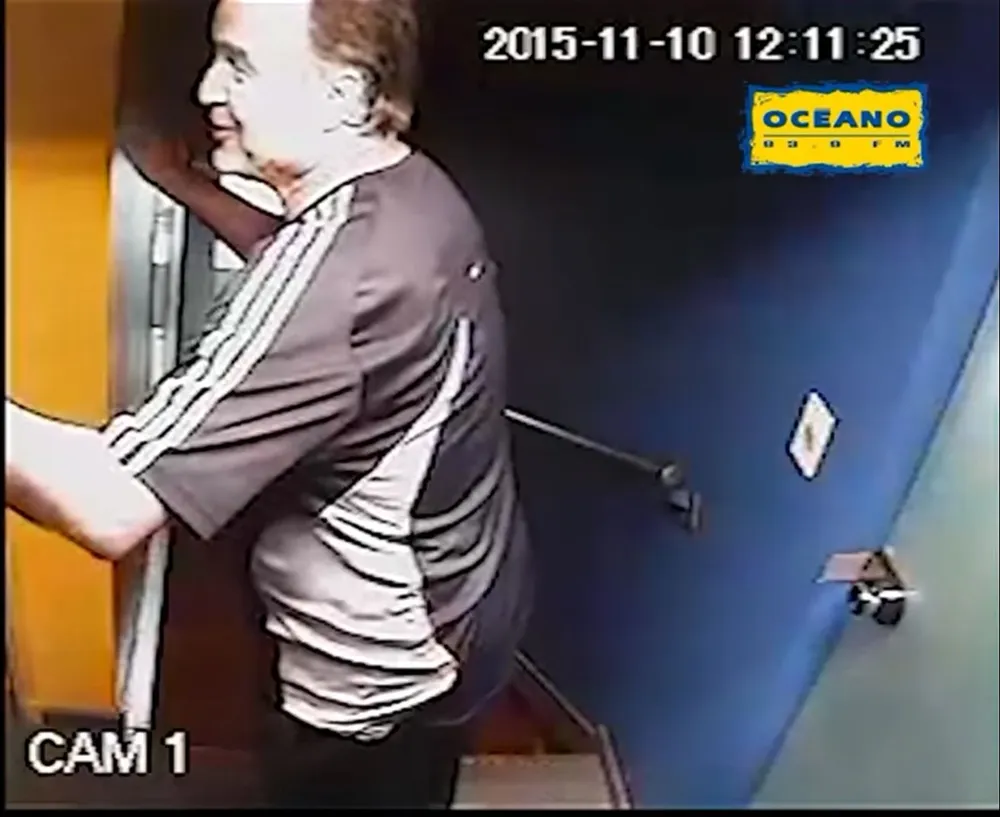 Bielsa saliendo del baño de Océano FM