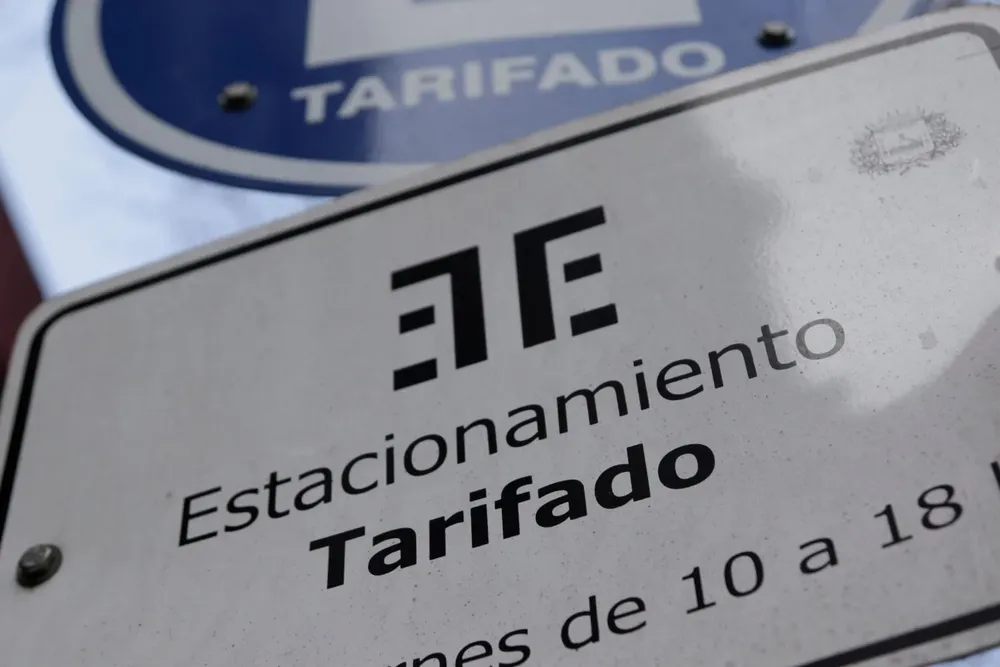 Archivo. Cartel de estacionamiento tarifado