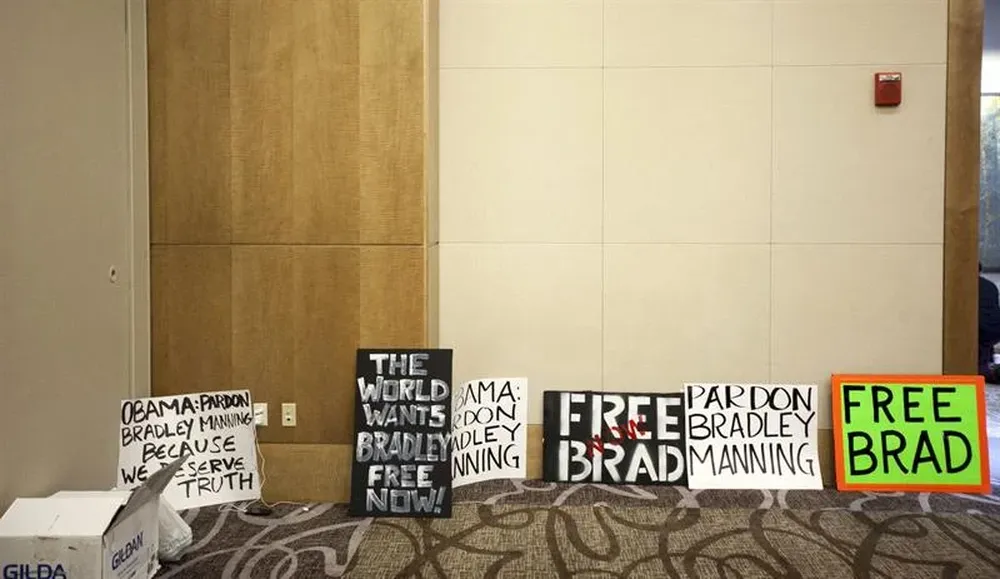 EEUU- Aspecto de letreros en donde se pide apoyo para el condenado por el caso Wikileaks, Bradley Manning