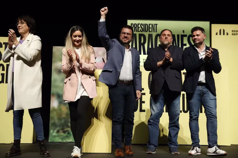 La cabeza de lista de ERC al Parlamento Europeo, Diana Riba; la candidata 12 de ERC por Barcelona, Ana Balsera; el candidato de ERC a la reelección, Pere Aragonès; el presidente de ERC, Oriol Junqueras y el portavoz de ERC en el Congreso, Gabriel Rufián.