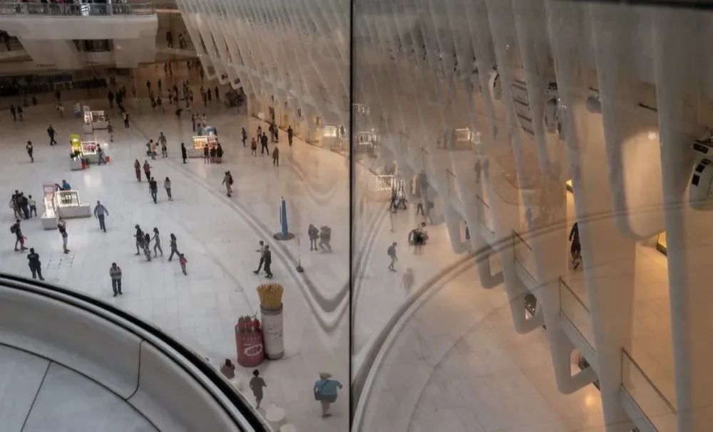 Gente camina por el Oculus Mall en el distrito financiero de Manhattan, ciudad de New York