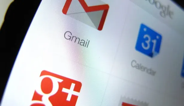 2004: lanzamiento Según contó el propio Google en su momento, una mujer escribió a la compañía pidiéndole que solucionara sus problemas con el correo electrónico, como el tener que pasar demasiado tiempo organizando sus mails. Esto llevó a que un ingeniero del gigante de internet comenzara a dedicar el 20% de su tiempo en el proyecto del que resultó Gmail, en 2004. El servicio permaneció en fase beta hasta 2009, 5 años después de su lanzamiento.