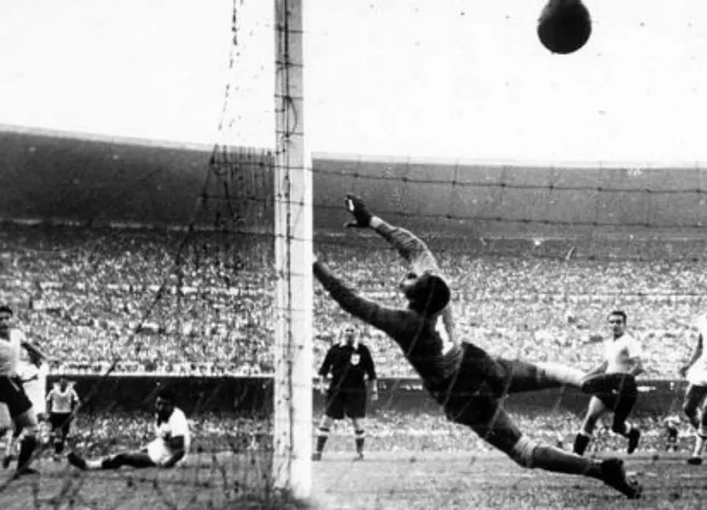 Recoge la evolución de las reglas, con anotaciones manuscritas y una apostilla impresa en la que se destaca la prohibición de golpear o empujar el balón con la mano, que antes estaba permitido.  