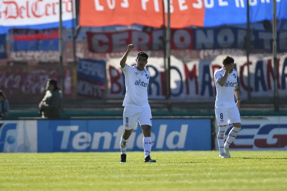 El Chory en el clásico del Intermedio 2019, atrás Neves