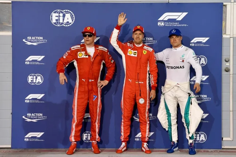 Vettel celebra la pole; a su lado, Raikkonen y Bottas