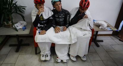Varios ciclistas se secan en el interior del hotel ubicado a 15 kilómetros de meta donde los ciclistas se han refugiado debido a una fuerte granizada que ha obligado a anular la tercera etapa de la Vuelta a España&nbsp;