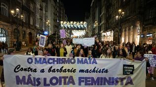 Centenares de personas, durante una marcha por la eliminación de la violencia contra las mujeres, a 25 de noviembre de 2023, en Vigo, Pontevedra, Galicia