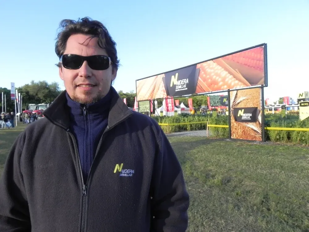 Maksinchuk en un sector del área de exhibición de Nidera