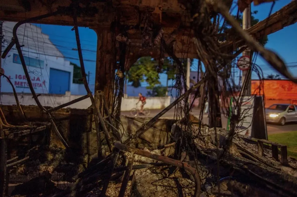 Los restos de más de 30 autobuses quemados quedaron diseminados por Río de Janeiro por la acción de grupos parapoliciales.