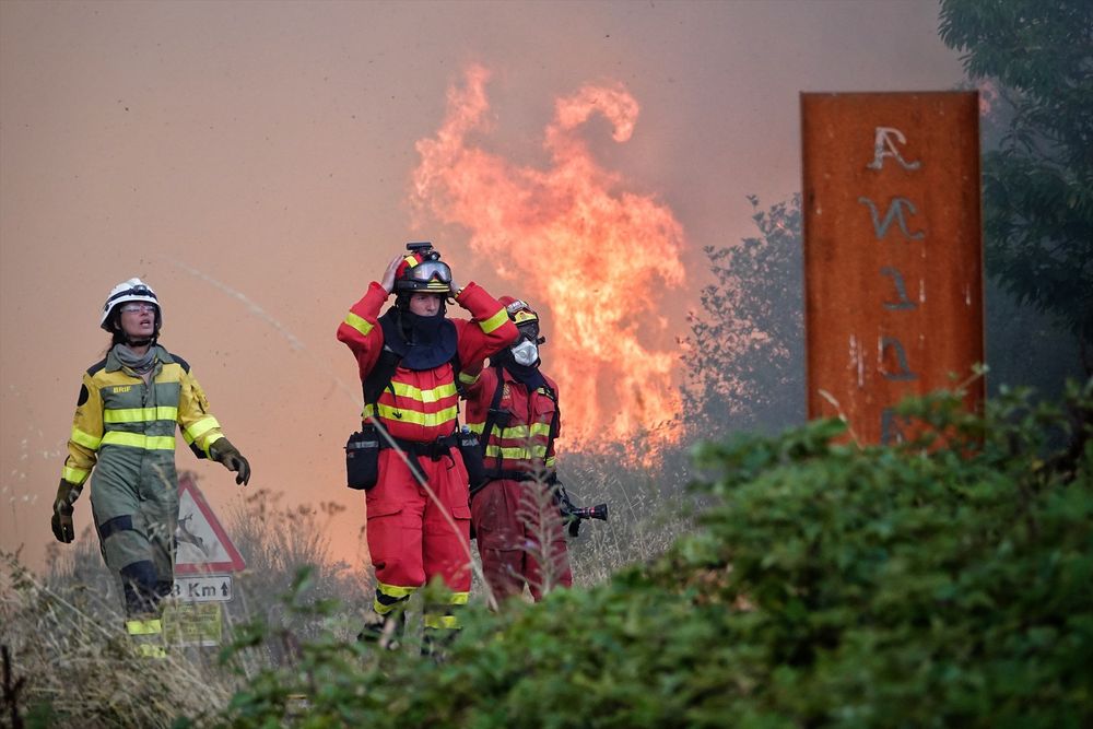 EuropaPress_6910653_varios_servicios_emergencia_tratan_apagar_fuego_21_agosto_2025_anllarinos