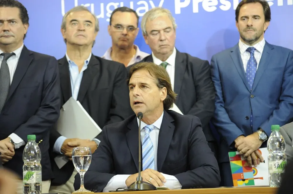 Larrañaga y Heber, detrás de Lacalle Pou.