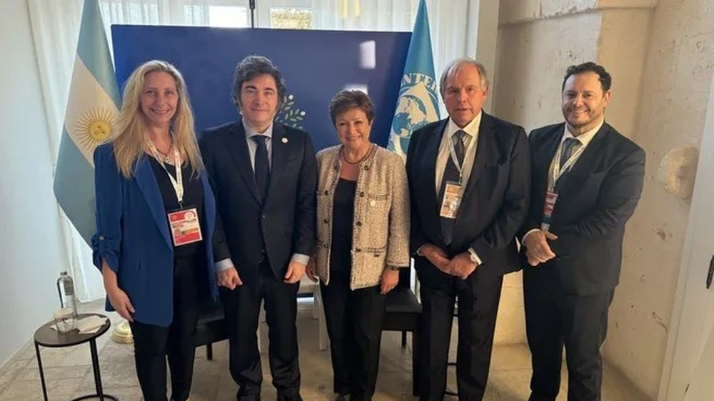 El presidente Javier Milei, la secretaria general de la Presidencia, Karina Milei y el embajador argentino en Estados Unidos, Gerardo Werthein, junto a Kristalina Georgieva, directora gerente del FMI