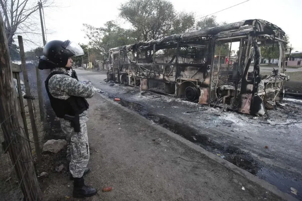 Durante los disturbios un ómnibus fue incendiado. L. Carreño