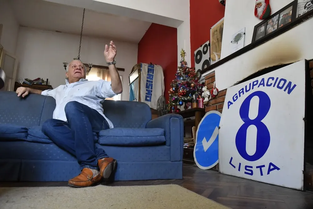 En su casa de Punta Carretas, Juan Árraga exhibe el cartel esmaltado –como la vieja propaganda política de antaño– de la lista 8, fundada por su padre.