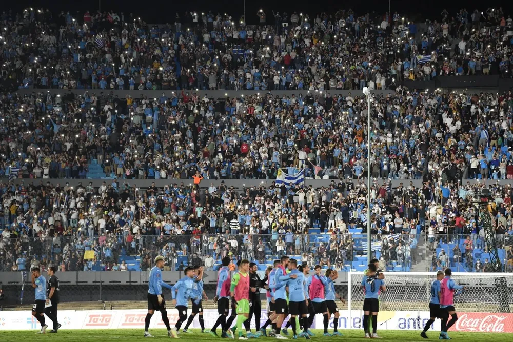 El saludo de los jugadores al público en el Estadio