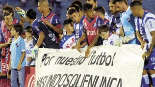 Los jugadores de Juventud y Nacional salieron con una pancarta en pos de la unión de los futbolistas