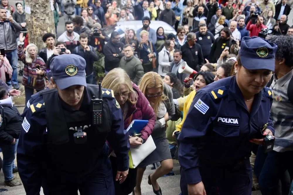 Al ritmo de el que no salta es un botón la policía desalojó a los estudiantes del IAVA
