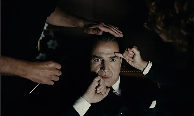 La serie de 6 capítulos Cristóbal Balenciaga, que se estrena mañana en todo el mundo.