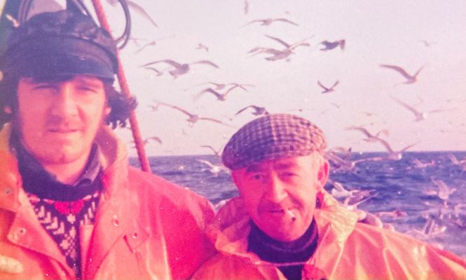 James Runcie, a la derecha, con un compañero de tripulación a bordo del barco pesquero Loraley.