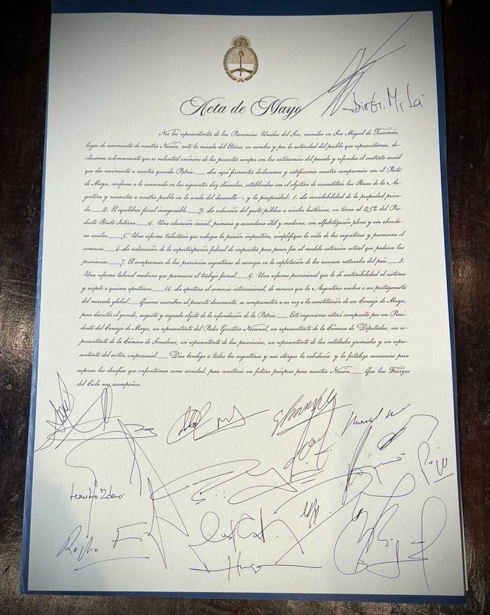 El Acta de Mayo firmada por Milei y 18 gobernadores