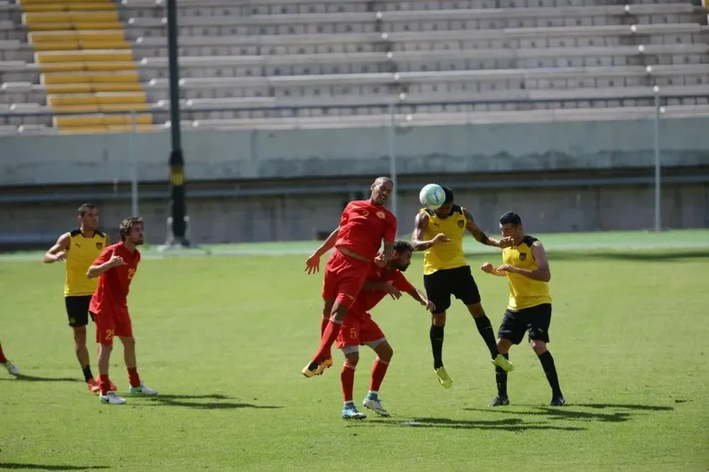 Carlos Sánchez habla con Cristian Palacios en el entrenamiento de Peñarol