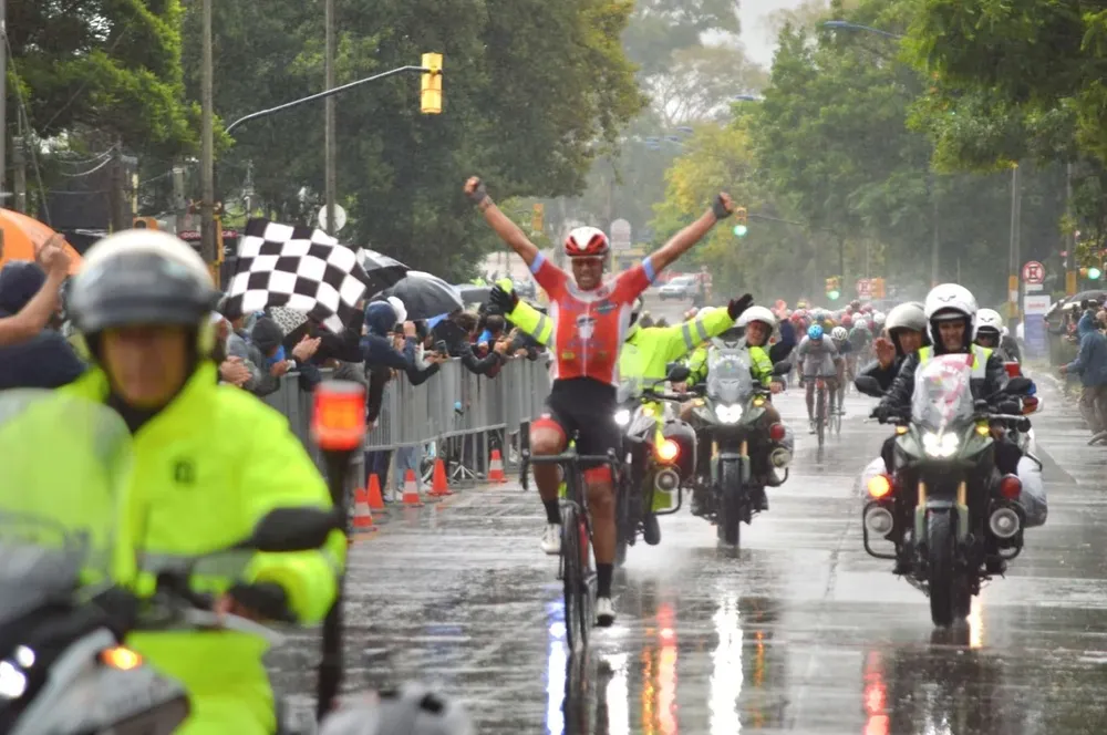 Erlan Aita obteniendo una de las etapas de Rutas 2023