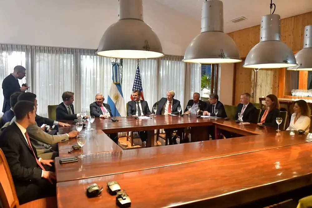 Massa junto a la delegación americana