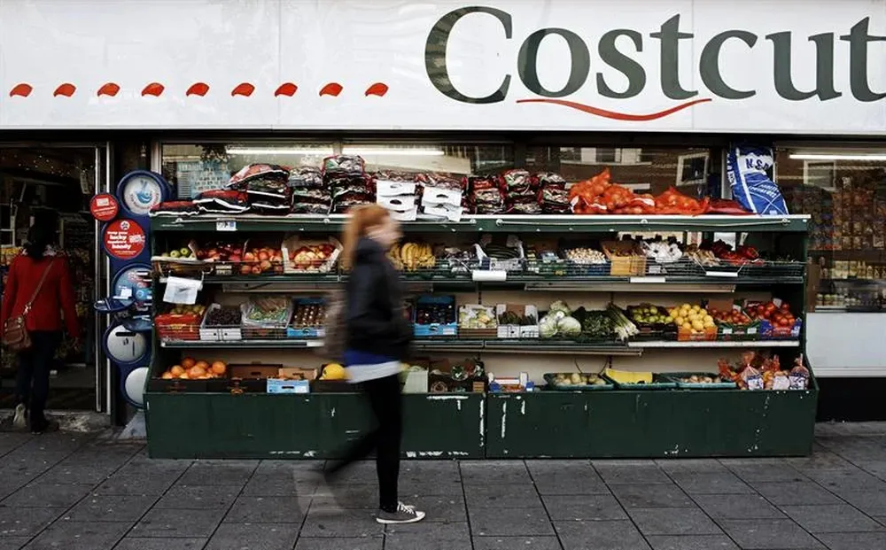 Inglaterra- Mujer camina junto a un Supermercado en Londres. La inflación interanual británica aumentó al 2,7%