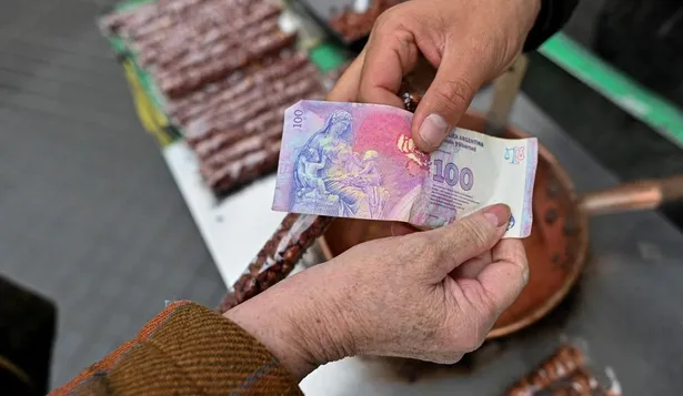 El dólar blue cotiza a A$ 281 la compra y A$ 285 la venta al comienzo de la jornada del lunes