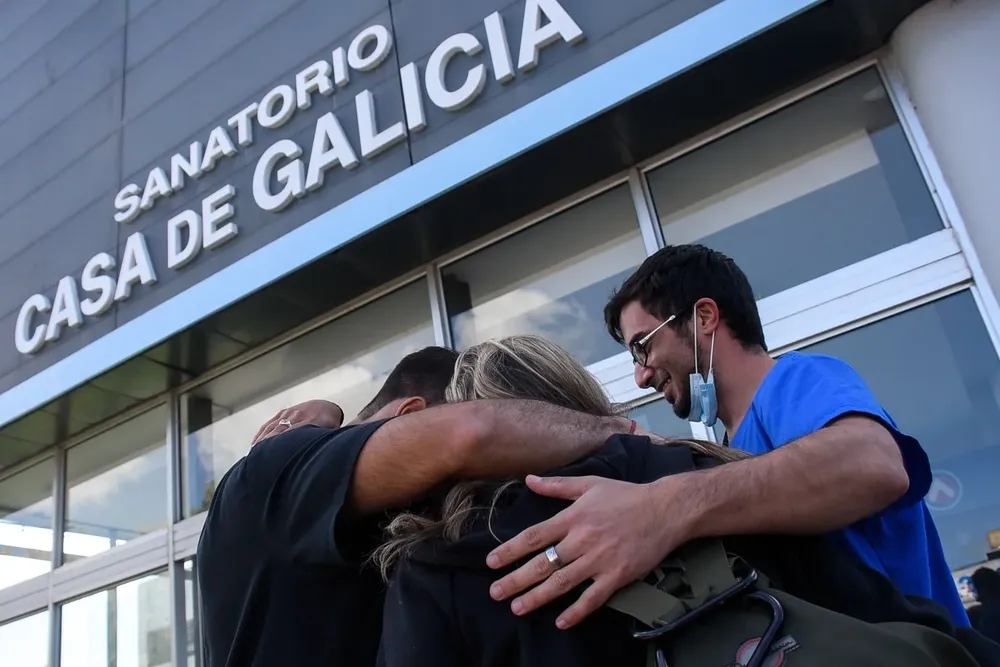 Abrazos entre funcionarios el último día de Casa de Galicia, el 31 de marzo de 2022