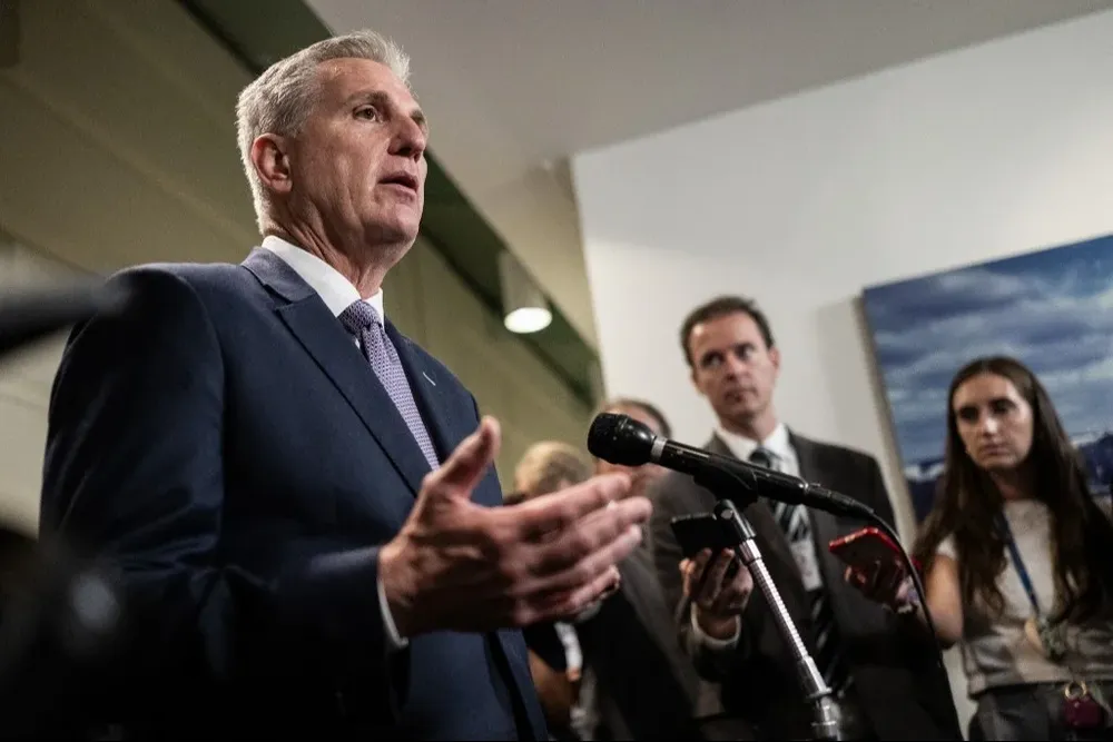 El vocero republicano Kevin McCarthy explica la situación a los periodistas en el Capitolio.