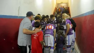 Los jugadores de Fénix, previo a ingresar al campo de juego del Parque Central, luego del episodio de la detención del entrenador Rosario Martínez