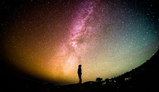 Si el universo es tan inmenso, tan antiguo y tan fértil en estrellas, ¿por qué no tuvimos ninguna señal de otras civilizaciones inteligentes? (Foto de Greg Rakozy en Unsplash)
