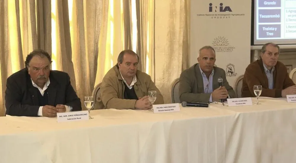 Jorge Peñagaricano, Fabio Montossi, Álvaro Roel y Diego Payssé, durante el lanzamiento de los FPTA del INIA