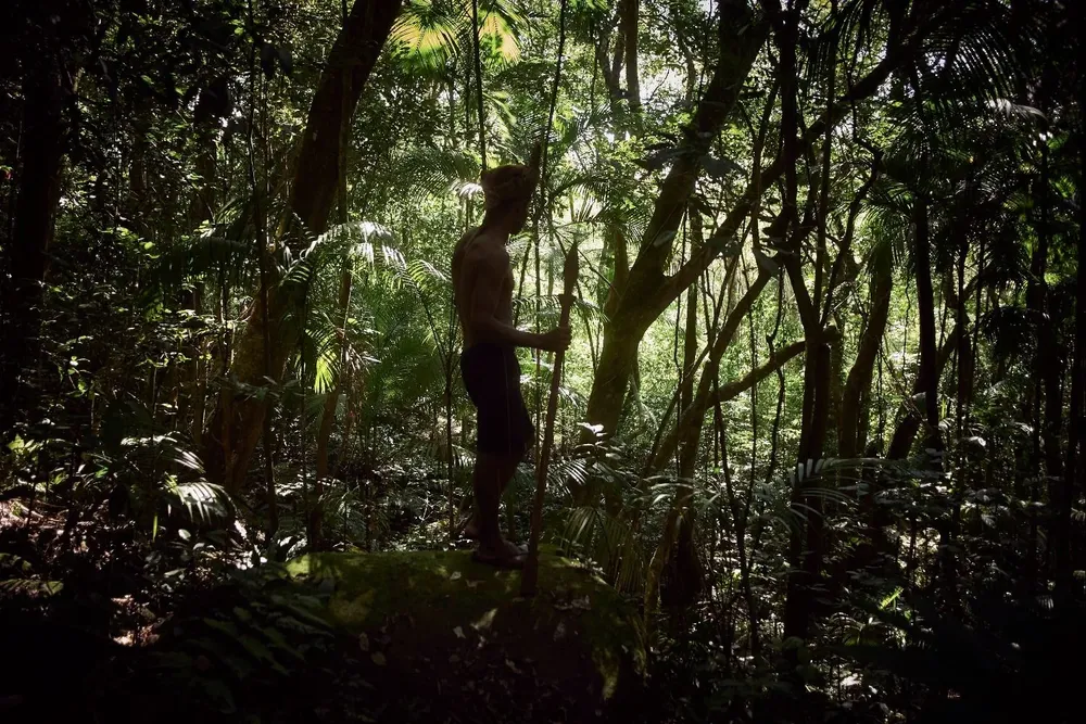 Todas las mañanas los más jóvenes, guiados por uno de los líderes se internan en la selva para verificar las trampas. Maquiné, Rio Grande do Sul, Brasil.