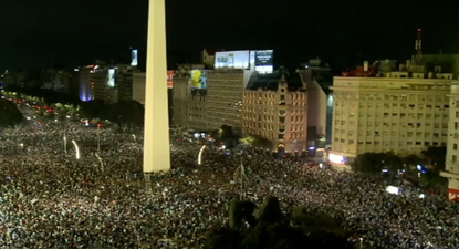 mundial 2026: fuegos artificiales y una multitud de hinchas celebraron en el obelisco la clasificacion de argentina