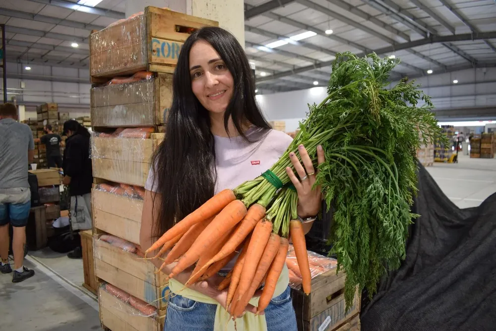Antonella Gordillo y las zanahorias de regalo para Lacalle Pou y Cosse.