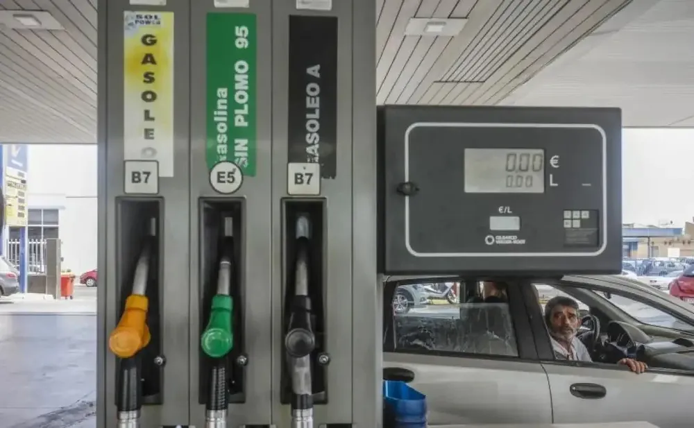 La gasolina toca un nuevo máximo anual , luego de tres meses en alza.