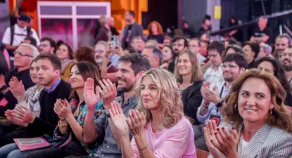 I-D) El líder de Más País, Iñigo Errejón; la ministra de Juventud e Infancia, Sira Rego; el ministro de Cultura, Ernest Urtasun; la vicepresidenta segunda y ministra de Trabajo, Yolanda Díaz y la cabeza de lista por Sumar a las elecciones europeas del 9 de junio, Estrella Galán, aplauden durante el acto de cierre de la Asamblea fundacional de Sumar, en La Nave, a 23 de marzo de 2024, en Villaverde,