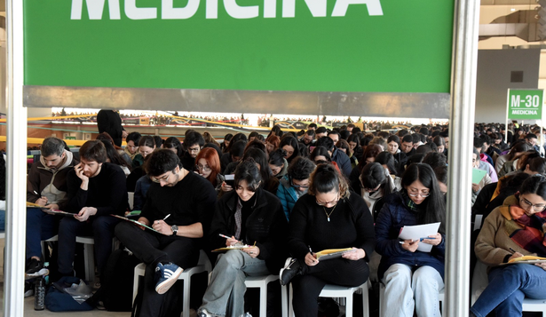 Residencias médicas: los postulantes ecuatorianos que llamaron la atención en Salud y llevaron a rehacer el examen