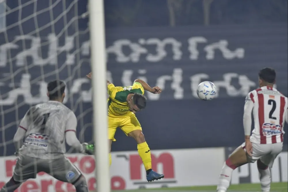 Maxi Silvera lastimó con su juego aéreo