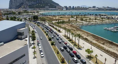 El Observador | Desde hace una semana hay largas filas para cruzar la reja entre Gibraltar y España